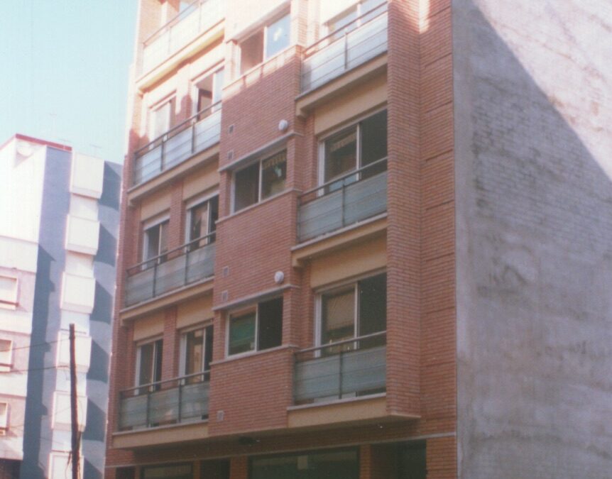 Residential building between party walls for rent